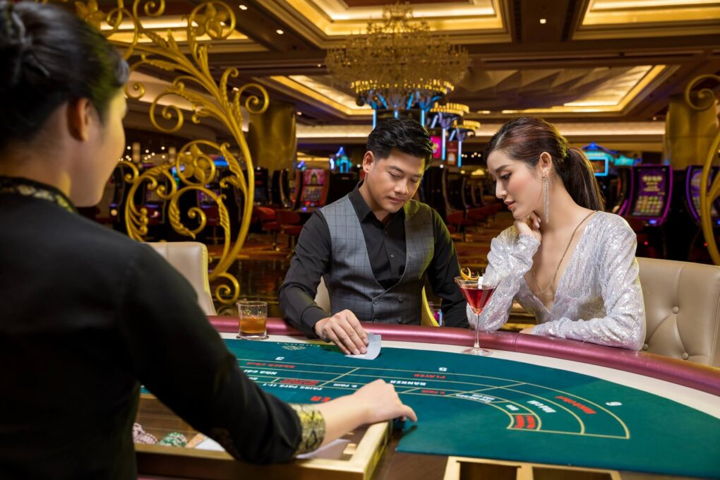 Người chia bài trong casino gọi là gì - Khám phá vai trò và tầm quan trọng trong ngành công nghiệp giải trí